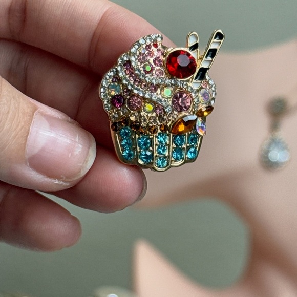 ⚜️❤️ Colorful Cupcake Brooch with Crystals - Picture 9 of 11